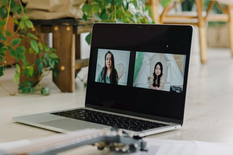 Two participants on a video call for a small group French class with a tutor, illustrating our flexibility and personalization in online learning.